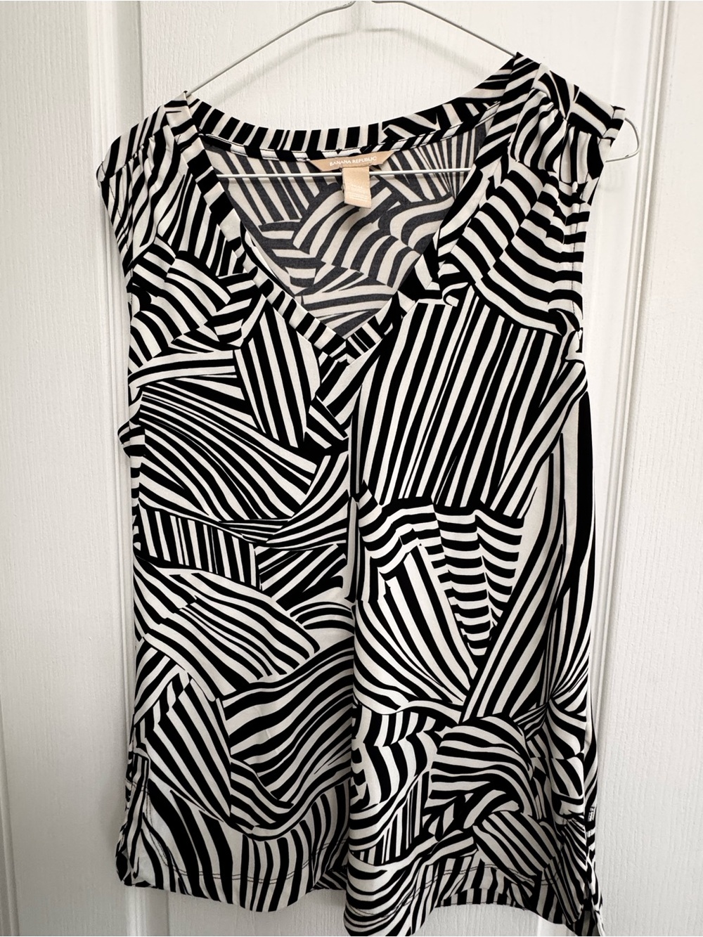 Banana Republic Black & Off White Sleeveless V-Neck Tank Size M EUC